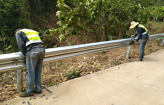 黄冈高速公路护栏的定期维护与保养