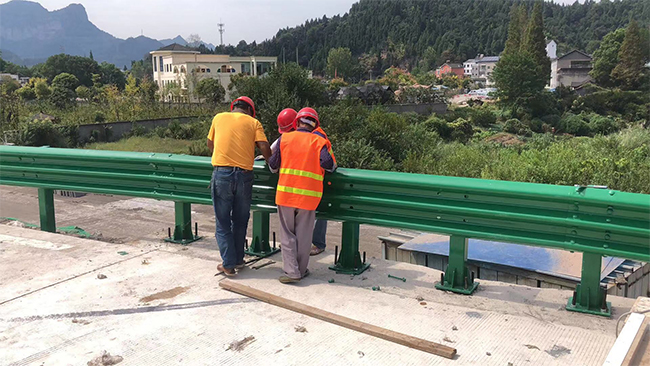 黄冈高速公路护栏板的维护确保道路安全的关键环节