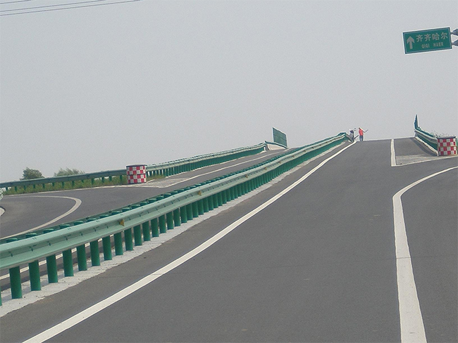 黄冈高速公路护栏的材质与规格